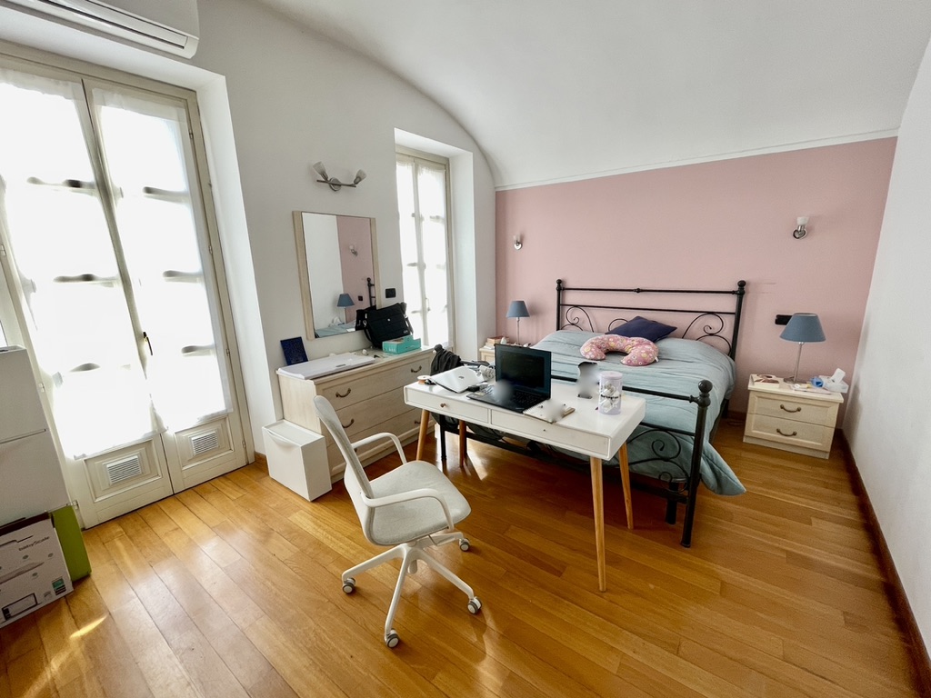 715480B9-B3D9-46A9-BAF9-A000A741D168_1_105_c