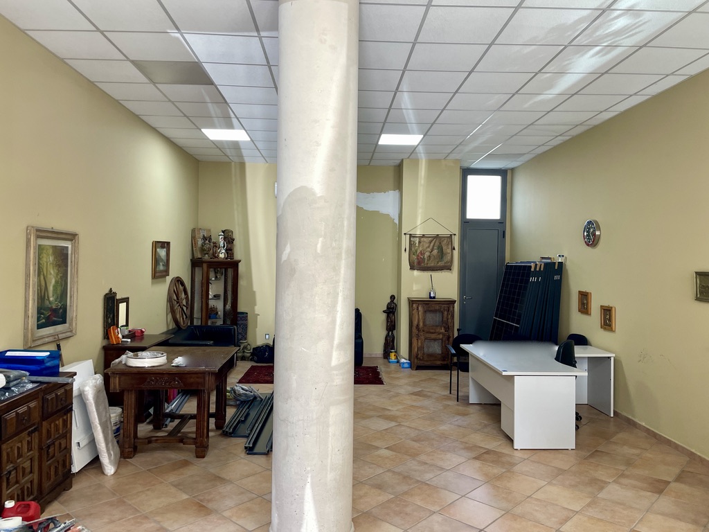 E9BE99B6-8B81-40A3-878E-969746471EA6_1_105_c